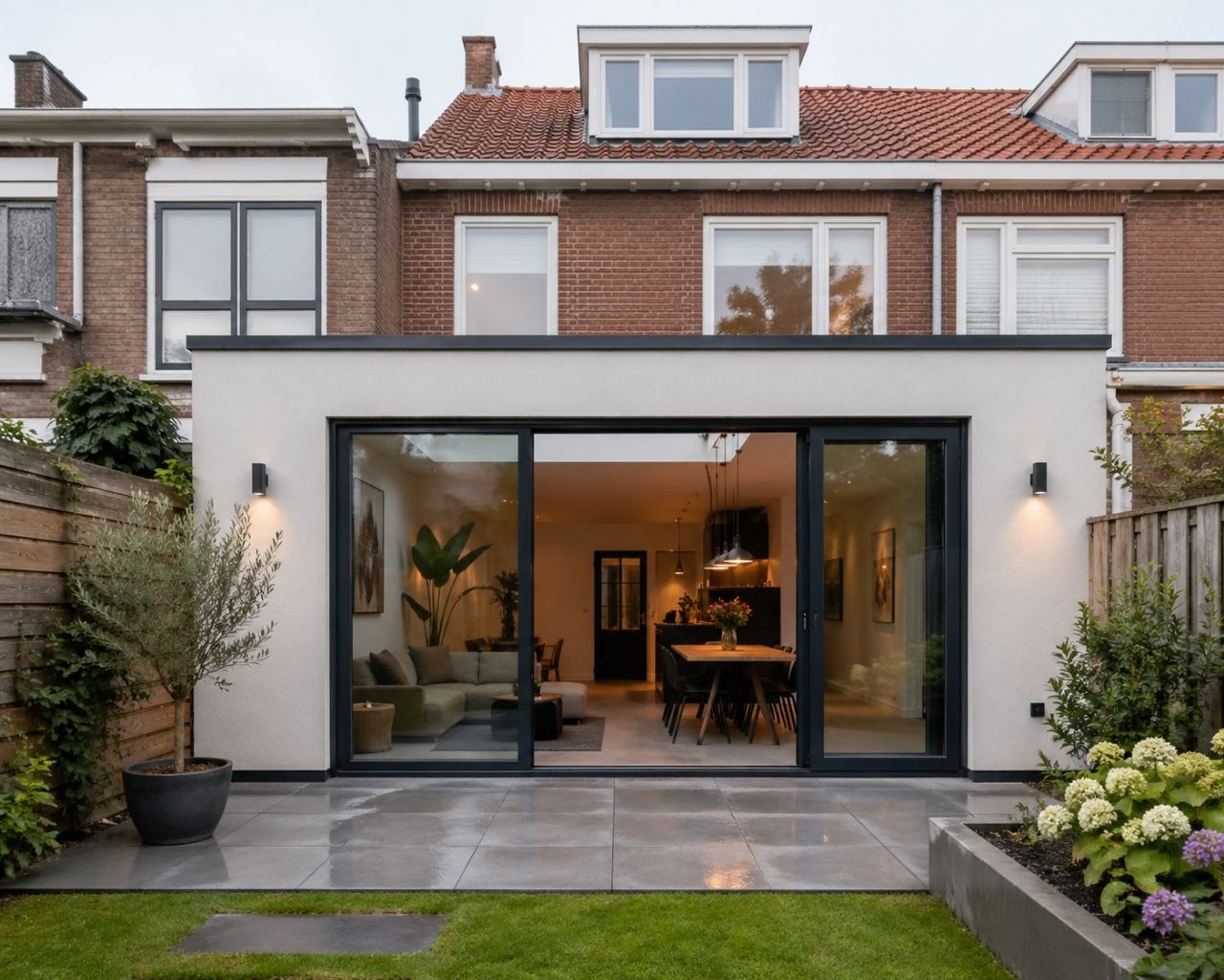 Witte achteruitbouw met schuifpui
